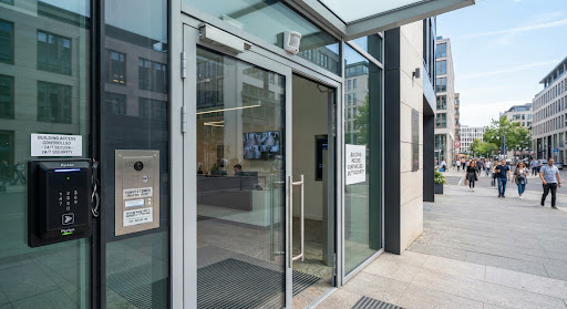 Eingang mit Sicherheitstechnik